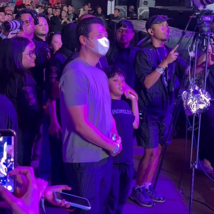 <p>Di momen spesial itu, Syahrini juga mendapat dukungan langsung dari suaminya, Reino Barack. Ia tampak setia mendampingi sang istri, mulai dari&nbsp;mengantar ke atas panggung hingga menonton penampilannya.&nbsp;(Foto: Instagram @syr.records)</p>