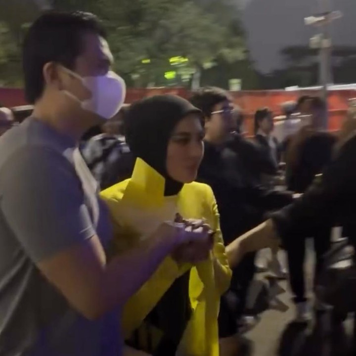 <p>Syahrini akhirnya kembali ke panggung musik Tanah Air setelah tujuh tahun vakum. Momen tersebut menjadi kesempatan bagi pelantun <em>Kau Yang Utama</em> itu untuk kembali menyapa para penggemarnya. (Foto: Instagram @syr.records)</p>