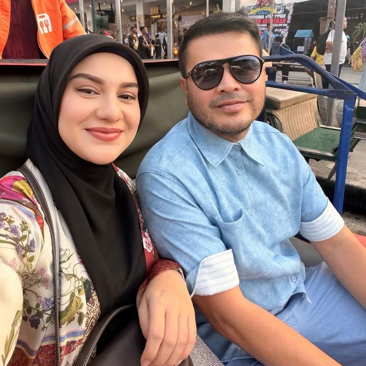 <p>Tak hanya bersantai di resort atau tempat bernuansa alam, Irish dan Haldy juga menikmati momen lokal dengan jalan-jalan naik becak bersama. Irish membagikan momen selfie manis ini dari atas becak.(Foto:Instagram @_irishbella_).</p>