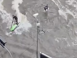 Aksi Nekat Pria Nge-drift Jet Ski Saat Bangkok Banjir, Polisi Turun Tangan