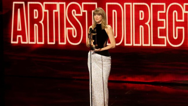 LOS ANGELES, CALIFORNIA - SEPTEMBER 27: Taylor Swift accepts the Artist Director Honors onstage during the 2026 MTV Video Music Awards (VMAs) at Peacock Theater on September 27, 2026 in Los Angeles, California.   Kevin Winter/Getty Images/AFP (Photo