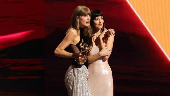 LOS ANGELES, CALIFORNIA - SEPTEMBER 27: (L-R) Taylor Swift accepts the Artist Director Honors from Dakota Johnson onstage during the 2026 MTV Video Music Awards (VMAs) at Peacock Theater on September 27, 2026 in Los Angeles, California.   Kevin Winte