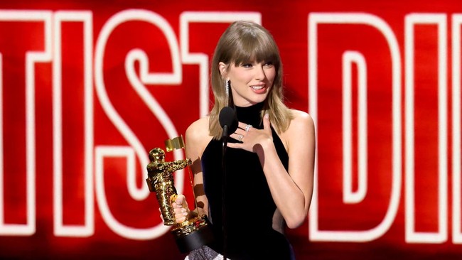 LOS ANGELES, CALIFORNIA - SEPTEMBER 27: Taylor Swift accepts the Artist Director Honors onstage during the 2026 MTV Video Music Awards (VMAs) at Peacock Theater on September 27, 2026 in Los Angeles, California.   Kevin Winter/Getty Images/AFP (Photo