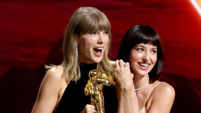 LOS ANGELES, CALIFORNIA - SEPTEMBER 27: (L-R) Taylor Swift accepts the Artist Director Honors from Dakota Johnson onstage during the 2026 MTV Video Music Awards (VMAs) at Peacock Theater on September 27, 2026 in Los Angeles, California.   Kevin Winte