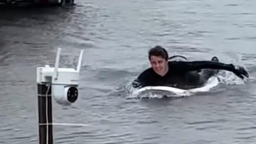 Momen Pria Asyik Bermain Air Saat Banjir Terjang New Jersey AS