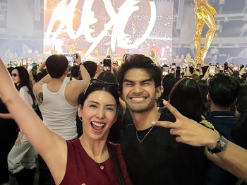 Tyas Mirasih memilih tampilan feminin bernuansa burgundy saat menyaksikan konser The Weeknd di Jakarta. Detail kancing gold dan tas hitam menjadi aksen yang mempermanis penampilannya/Foto: Instagram/tyasmirasih