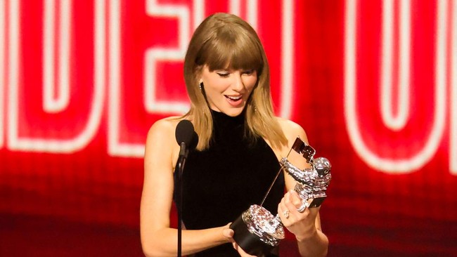 LOS ANGELES, CALIFORNIA - SEPTEMBER 27: Taylor Swift accepts the Video of the Year Award for The Fate of Ophelia onstage during the 2026 MTV Video Music Awards (VMAs) at Peacock Theater on September 27, 2026 in Los Angeles, California.   Kevin Winter