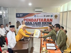 Warek Aslinda Daftar di Pilrek UNM, Diantar 21 Anggota Senat