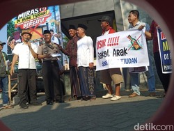 Warga Tulungagung Gelar Demo Tolak Pendirian Outlet Minuman Keras