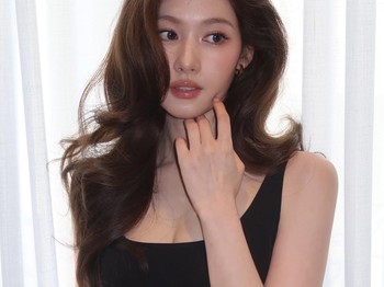 Ya, bagi yang belum tahu, satu dari tiga member TWICE yang berasal dari Jepang satu ini menghadiri Prada Spring/Summer 2027 Womenswear Fashion Show di Milan, Italia beberapa waktu lalu./ Foto: instagram.com/m.by__sana