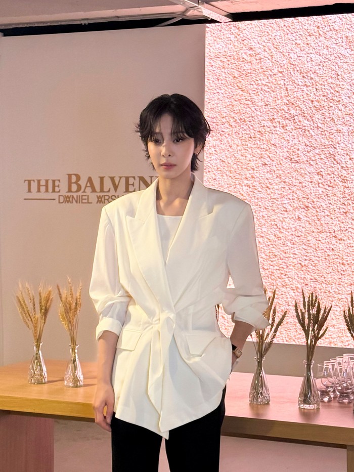 3 tahun mempertahankan gaya wolf cut, Seol In Ah kembali memotong rambutnya menjadi cepak dan tampil maskulin demi perannya yang menyamar sebagai pria di drama terbaru Love in Disguise./ Foto: instagram.com/_seorina
