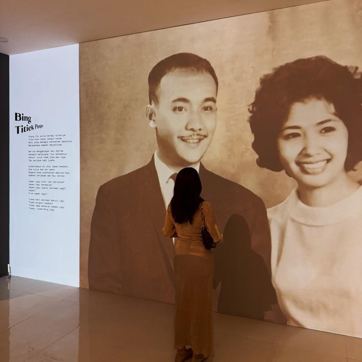 <p>Sebagai cucu, Adzana dan Ayudia Bing Slamet mengaku bangga dengan beragam karya yang dilahirkan oleh kakeknya. &ldquo;Bangga,&rdquo; tulis Adzana. &ldquo;Opaaaa,&rdquo; tulis Ayudia dilengkapi dengan emoticon 100.&nbsp;(Foto: Instagram @rizkyalatas)</p>