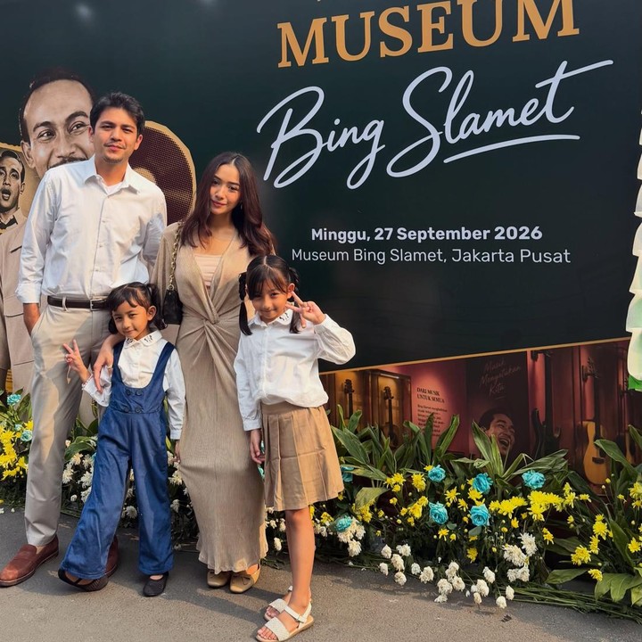 <p>Adzana dan Rizky Alatas belum lama ini kembali mengabadikan momen bersama anak-anak. Kali ini, mereka menghadiri acara peresmian museum sang kakek, Museum Bing Slamet. (Foto: Instagram @rizkyalatas)</p>