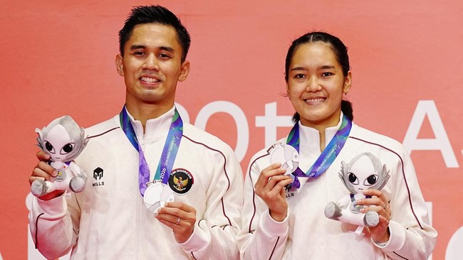 Silver medallists Indonesia's Amri Syahnawi (L) and Nita Violina Marwah pose on the podium during the victory ceremony for the mixed doubles badminton during the 2026 Asian Games at the Ichinomiya City Municipal Gymnasium in Ichinomiya, Aichi prefect