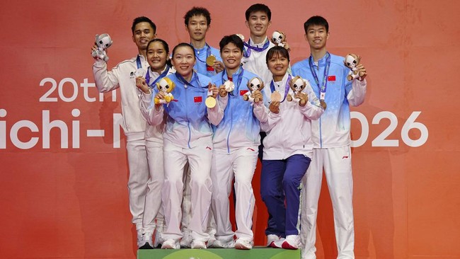 Gold medallists China's Jiang Zhenbang (top 2nd L) and Wei Yaxin (front L), silver medallists Indonesia's Amri Syahnawi (top L) and Nita Violina Marwah (middle L), bronze medallists Taiwan's Ye Hong-wei (top 2nd R) and Nicole Gonzales Chan (front R),