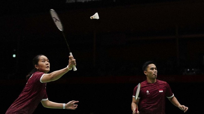 Indonesia's Amri Syahnawi (R) and Nita Violina Marwah play a point against China's Jiang Zhenbang and Wei Yaxin in the mixed doubles badminton final during the 2026 Asian Games at the Ichinomiya City Municipal Gymnasium in Ichinomiya, Aichi prefectur