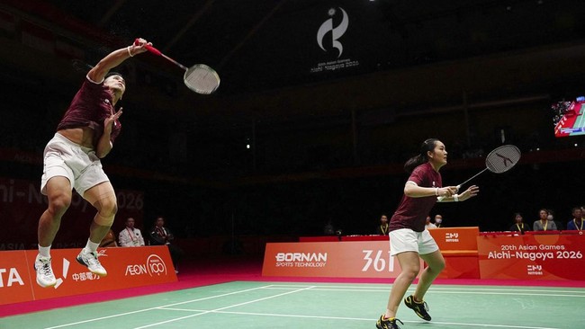 Indonesia's Amri Syahnawi (L) and Nita Violina Marwah play a point against China's Jiang Zhenbang and Wei Yaxin in the mixed doubles badminton final during the 2026 Asian Games at the Ichinomiya City Municipal Gymnasium in Ichinomiya, Aichi prefectur