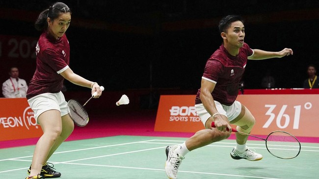 Indonesia's Amri Syahnawi (R) and Nita Violina Marwah play a point against China's Jiang Zhenbang and Wei Yaxin in the mixed doubles badminton final during the 2026 Asian Games at the Ichinomiya City Municipal Gymnasium in Ichinomiya, Aichi prefectur