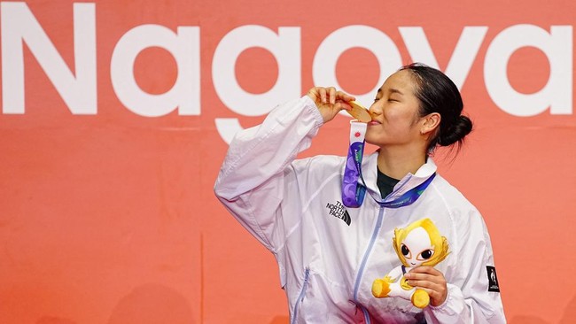 Gold medallist South Korea's An Se-young celebrates on the podium after the women's singles badminton event during the 2026 Asian Games at the Ichinomiya City Municipal Gymnasium in Ichinomiya, Aichi prefecture on September 29, 2026. (Photo by Yuichi