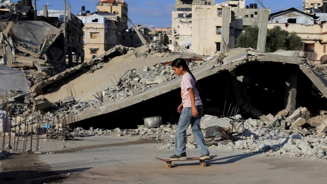 A Palestinian girl skateboards while training on the ruins of buildings destroyed during the war, in Gaza City, September 24, 2026. REUTERS/Dawoud Abu Alkas