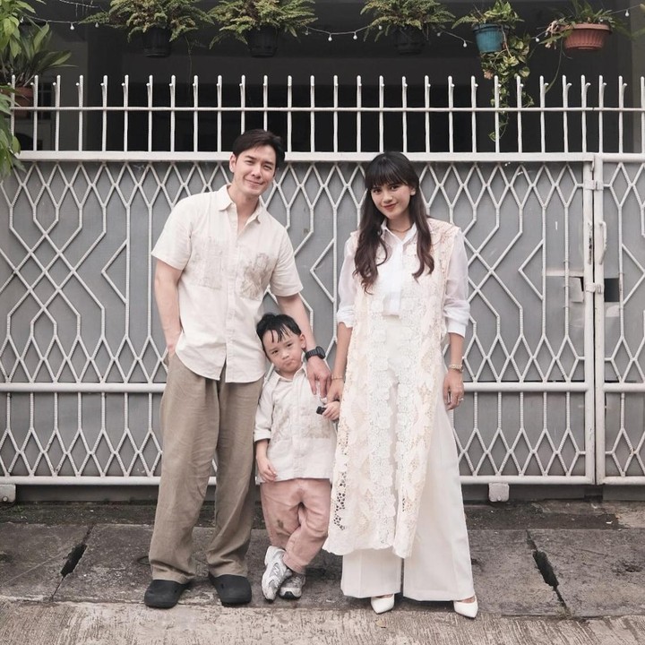 <p>Artis Audi Marissa dan suaminya Anthony Xie memutuskan untuk rujuk setelah sempat kompak mengajukan perceraian. Kehadiran anak mereka, Anzel Maverick Xie, disebut menjadi faktor utama yang meluluhkan hati kedua belah pihak untuk rujuk, Bunda. (Foto: Instagram @anthonyxie_/ @audimarissa)</p>