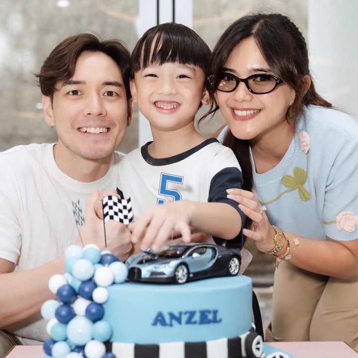 <p>Saat mengabarkan berita perpisahan, Audi Marissa dan Anthony Xie kompak mengunggah potret kebersaan dengan sang putra. Keduanya sama-sama menuliskan ucapan terima kasih atas pernikahan yang sudah dijalani bersama. (Foto: Instagram @anthonyxie_/ @audimarissa)</p>