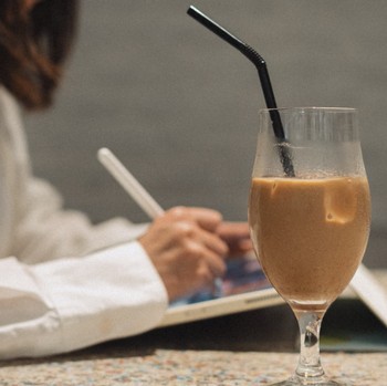 Benarkah Es Kopi Bisa Bikin Gagal Interview Kerja? Ini Kata Para Pakar Karier