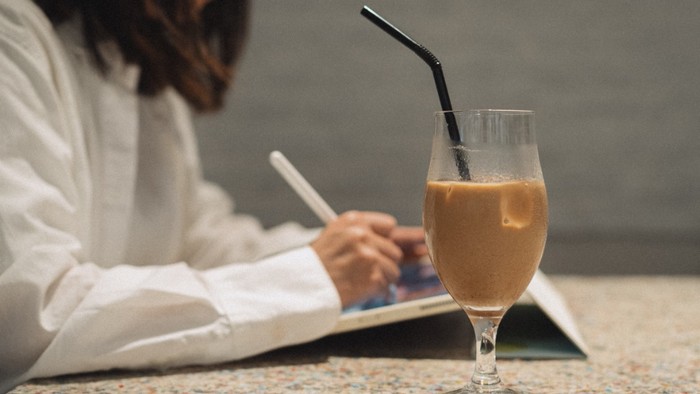 Benarkah Es Kopi Bisa Bikin Gagal Interview Kerja? Ini Kata Para Pakar Karier