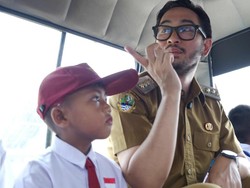 Siswa SD di Cililin KBB Tak Lagi Naik Rakit, Pemkab Beri Angkutan Gratis