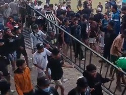 Final Bupati Pasuruan Cup Rusuh, Besi Pembatas Lapangan Dijarah
