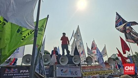Ribuan buruh yang tergabung dalam Koalisi Besar Perjuangan Buruh Indonesia (KBPBI) menggelar aksi unjuk rasa di depan Gedung DPR RI, Senayan, Jakarta, pada Selasa (29/9).