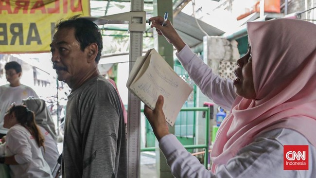 Sejumlah warga mengikuti kegiatan tracing tuberkulosis (TBC) terintegrasi Cek Kesehatan Gratis (CKG) di Posyandu Mawar Kuning, Gambir, Jakarta Pusat, Senin (29/9). (CNN Indonesia/Febria Adha L)