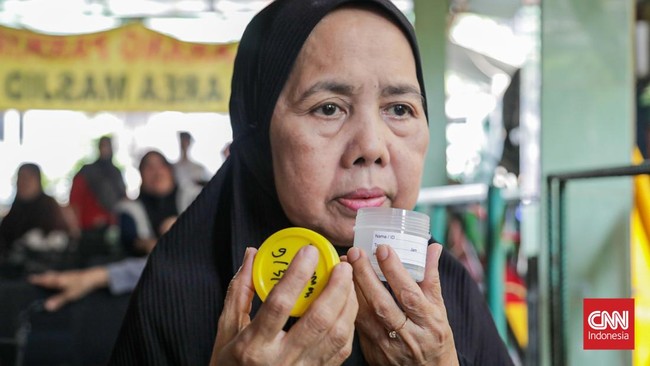 Sejumlah warga mengikuti kegiatan tracing tuberkulosis (TBC) terintegrasi Cek Kesehatan Gratis (CKG) di Posyandu Mawar Kuning, Gambir, Jakarta Pusat, Senin (29/9). (CNN Indonesia/Febria Adha L)