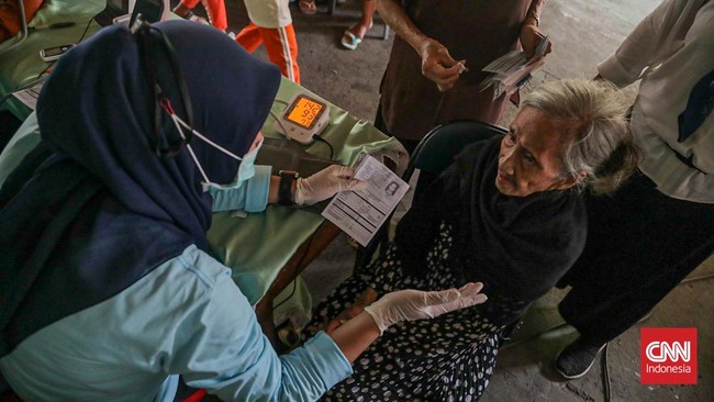 Sejumlah warga mengikuti kegiatan tracing tuberkulosis (TBC) terintegrasi Cek Kesehatan Gratis (CKG) di Posyandu Mawar Kuning, Gambir, Jakarta Pusat, Senin (29/9). (CNN Indonesia/Febria Adha L)