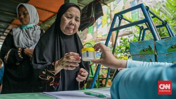 Sejumlah warga mengikuti kegiatan tracing tuberkulosis (TBC) terintegrasi Cek Kesehatan Gratis (CKG) di Posyandu Mawar Kuning, Gambir, Jakarta Pusat, Senin (29/9). (CNN Indonesia/Febria Adha L)