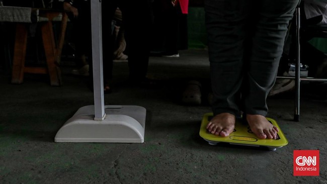 Sejumlah warga mengikuti kegiatan tracing tuberkulosis (TBC) terintegrasi Cek Kesehatan Gratis (CKG) di Posyandu Mawar Kuning, Gambir, Jakarta Pusat, Senin (29/9). (CNN Indonesia/Febria Adha L)