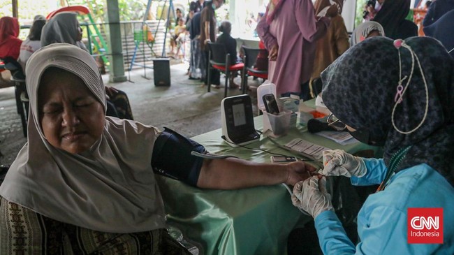 Sejumlah warga mengikuti kegiatan tracing tuberkulosis (TBC) terintegrasi Cek Kesehatan Gratis (CKG) di Posyandu Mawar Kuning, Gambir, Jakarta Pusat, Senin (29/9). (CNN Indonesia/Febria Adha L)