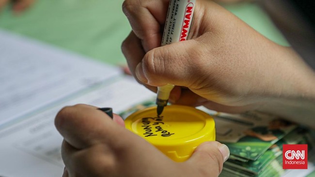 Sejumlah warga mengikuti kegiatan tracing tuberkulosis (TBC) terintegrasi Cek Kesehatan Gratis (CKG) di Posyandu Mawar Kuning, Gambir, Jakarta Pusat, Senin (29/9). (CNN Indonesia/Febria Adha L)