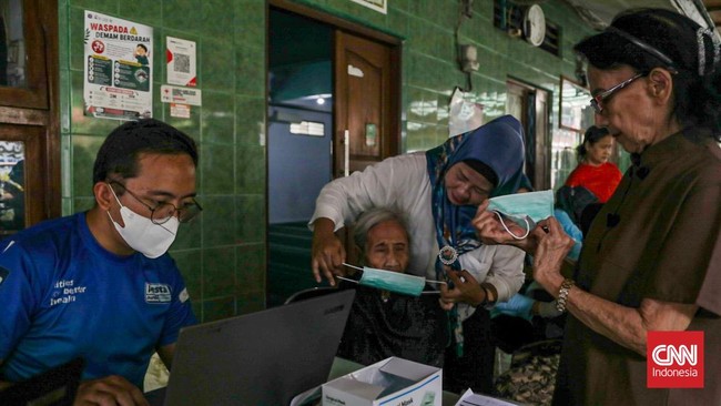 Sejumlah warga mengikuti kegiatan tracing tuberkulosis (TBC) terintegrasi Cek Kesehatan Gratis (CKG) di Posyandu Mawar Kuning, Gambir, Jakarta Pusat, Senin (29/9). (CNN Indonesia/Febria Adha L)