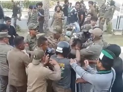 Demo di Kantor Gubernur Sultra Ricuh, Massa Digebuk Satpol PP