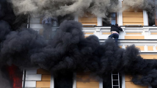 Residents try to evacuate an administrative building hit by a Russian jet-powered drone strike, amid Russia's attack on Ukraine, in Kyiv, Ukraine, September 28, 2026. REUTERS/Alina Smutko