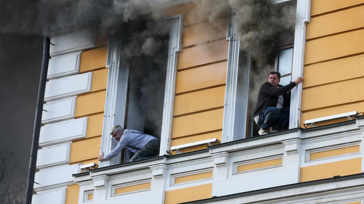 People try to evacuate an administrative building hit by a Russian jet-powered drone strike, amid Russia's attack on Ukraine, in Kyiv, Ukraine, September 28, 2026. REUTERS/Gleb Garanich