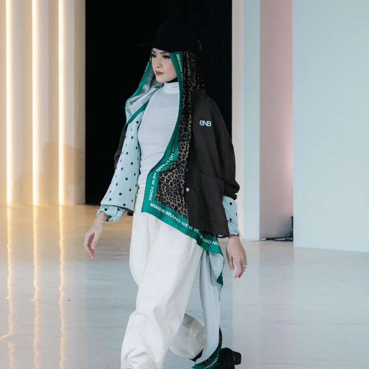 <p>Penampilan Donita jalan di <em>catwalk</em> ini banyak menuai pujian dari netizen. Beberapa di antaranya memuji keluwesan Donita saat memeragakan busana ke publik. "KEREN banget," tulis akun vo***. "Sempurna banget <em>masyallah</em>." kata @no***. "Keren banget," ungkap @cu***. (Foto: Instagram @donitabhubiy)</p>