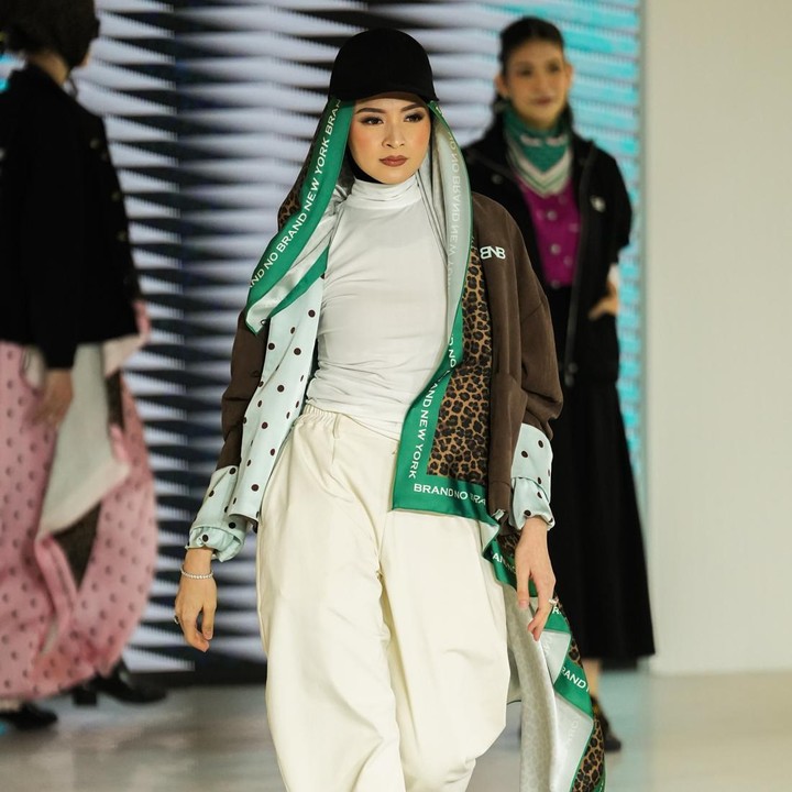 <p>Dalam acara <em>fashion show</em> ini, Donita mengenakan kaus dan celana putih yang dipadukan dengan jaket cokelat motif polkadot. Gaya Donita makin terlihat <em>stylish</em> karena memadukannya dengan <em>scarf</em> bermotif leopard dengan aksen berwarna hijau, yang dikenakan sebagai penutup kepala bersama topi hitam. (Foto: Instagram @donitabhubiy)</p>