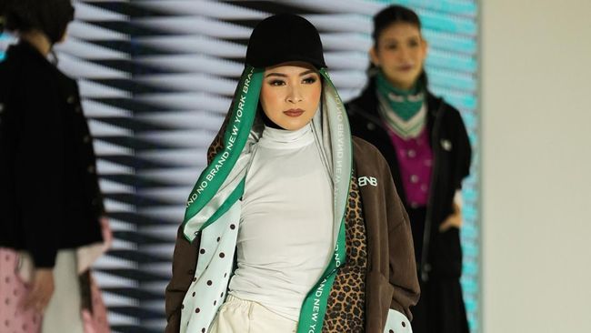 Lama Tak Terlihat, Donita Kembali Pamer Aksi Jadi Model di Atas Catwalk