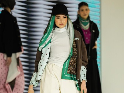 Lama Tak Terlihat, Donita Kembali Pamer Aksi Jadi Model di Atas Catwalk