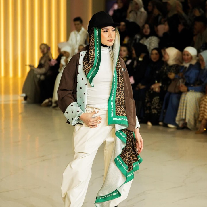 <p>Melalui unggahan di Instagram, Donita membagikan potret dan videonya saat berjalan di <em>catwalk</em>. Istri dari presenter Adi Nugroho ini tampil memukau dan percaya diri ketika berjalan bersama para model lainnya. (Foto: Instagram @donitabhubiy)</p>