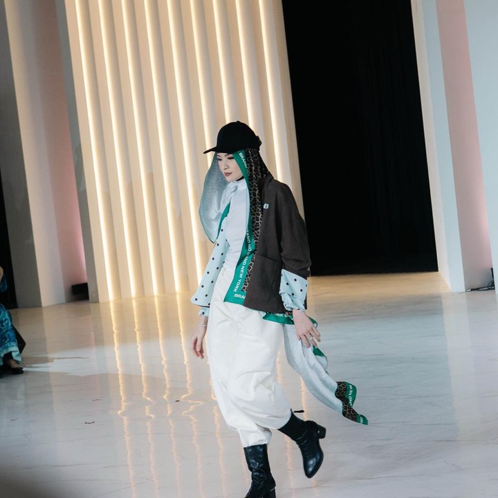 <p>Donita mengaku bahagia bisa kembali ke&nbsp;<em>runaway</em> setelah lama vakum. Perempuan 37 tahun ini seperti mengenang momen di masa lalu ketika dirinya masih aktif di panggung <em>catwalk</em>. "<em>Happy sekal</em>i bisa <em>show</em> berasa nostalgia,, di temenin mama <em>show</em> kaya dl,, ada temen2 yang dateng.. cekikikan sebelum <em>show</em> di <em>backstage</em> sama <em>muse2</em> lain," tulis Donita. (Foto: Instagram @donitabhubiy)</p>