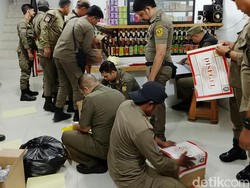 Ribuan Botol Miras di Tengah Aktivitas Terminal Cibinong