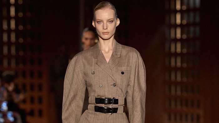Ferragamo Eksplorasi Struktur dan Siluet Era 1940-an Lewat Koleksi Spring/Summer 2027